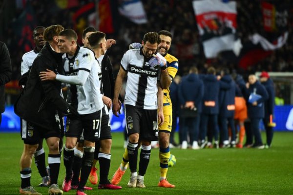فرحة جيجي بوفون بعد فوز بارما ضد جنوى 2023 - Gigi Buffon celebrates with Vazquez after Parma win Vs Genoa
