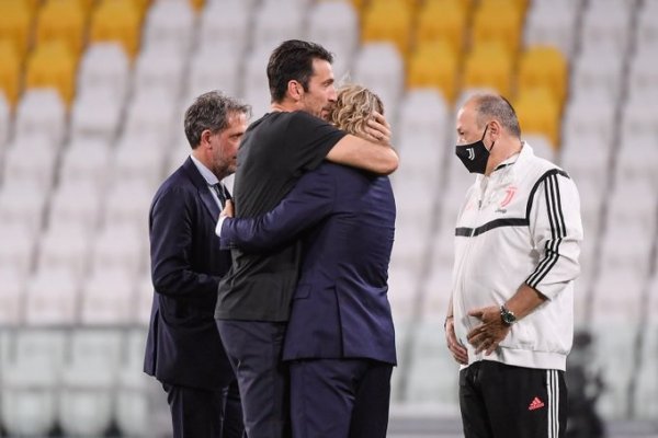 بوفون مع نيدفيد في فرحة اليوفي بعد ضمان الدوري الايطالي 2020 - Buffon & Nedved during Juventus celebration after secured Scudetto 38