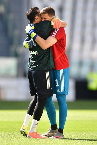 بوفون يعانق تشيزني قبل ديربي اليوفي و تورينو - Buffon embraces Szczesny before Juve Torino derby