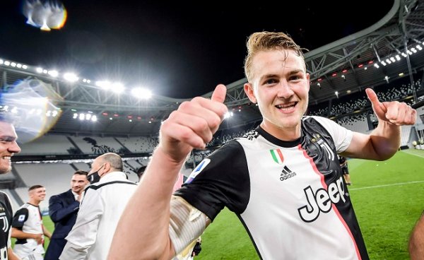 دي ليخت في فرحة اليوفي بعد ضمان الدوري الايطالي 2020 - de Ligt during Juventus celebration after secured Scudetto 38