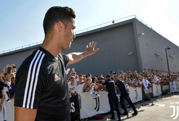 كريستيانو رونالدو يحيي مشجعي اليوفي - Cristiano Ronaldo salute fans