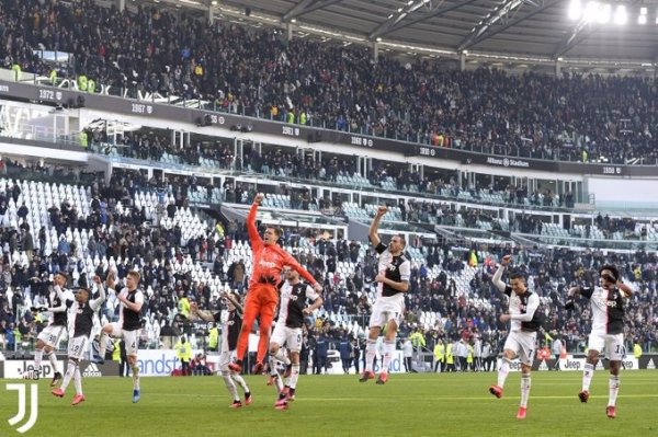 فرحة لاعبي اليوفي و تحية المشجعين بعد هزيمة فيورنتينا - Juventus players delight after beat Fiorentina