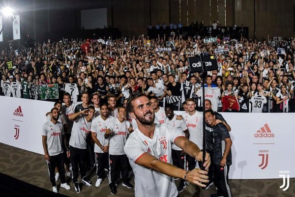 سيلفي بيانيتش مع اللاعبين - Pjanic Selfie image with Juve Players