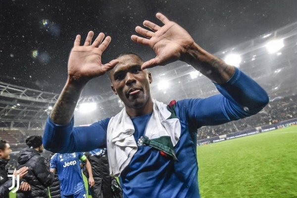 دوغلاس كوستا يحتفل بفوز اليوفي في موسكو - Douglas Costa celebrates after juve won