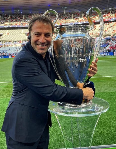رمز يوفنتوس ديل بييرو يعانق كاس لقب دوري الابطال 2022 - Juve Legend Del Piero embraces Champions League cup trophy