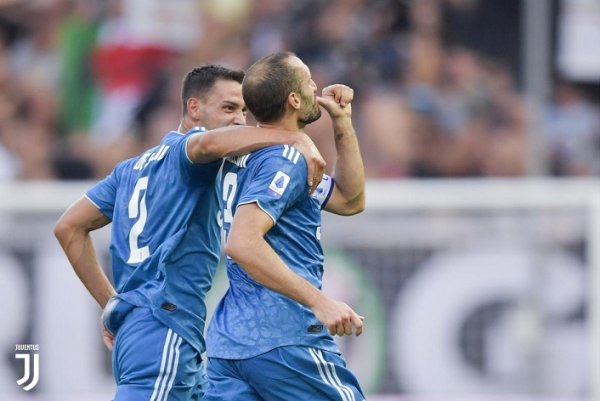 كيليني يحتفل بهدفه مع دي تشيليو - Chiellini celebrated after Goal