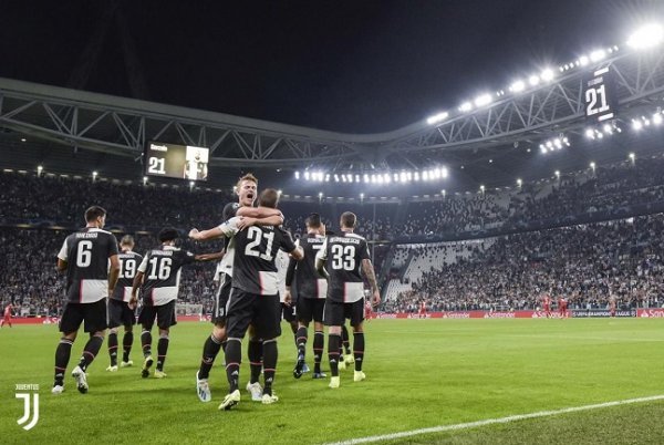 هيغوين يحتفل بهدفه مع دي ليخت - Higuain celebrates with De Ligt goal