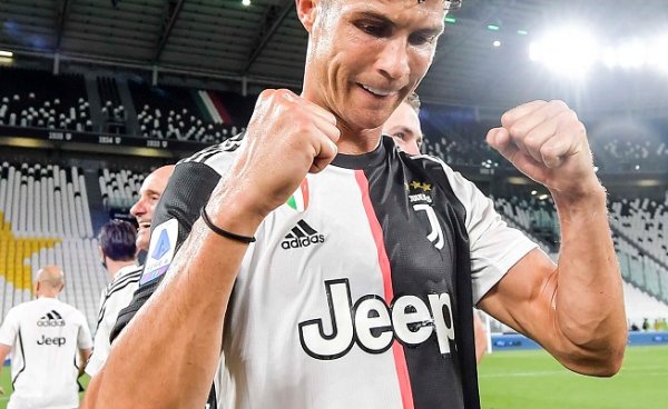 كريستيانو رونالدو في فرحة اليوفي بعد ضمان الدوري الايطالي 2020 - Cristiano Ronaldo during Juventus celebration after secured Scudetto 38