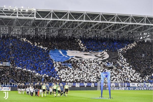 لاعبي يوفنتوس و اتلانتا يدخلون الملعب في بيرغامو - Juventus & Atalanta