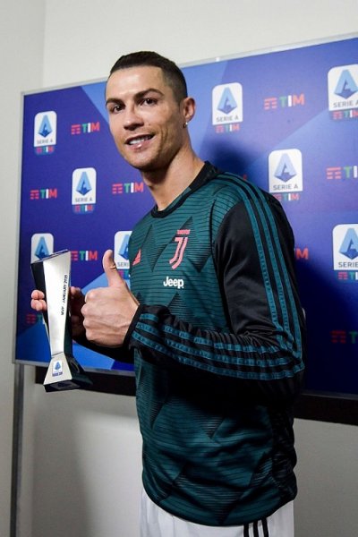 مهاجم اليوفي رونالدو مع جائزة لاعب شهر يناير 2020 في ايطاليا - Ronaldo with POTM for January 2020 in Serie A