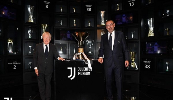 مدرب يوفنتوس ساري ينقل لقب الدوري الايطالي للمتحف - Juventus coach Sarri delivers Serie A trophy to Museum