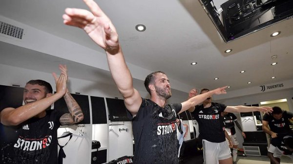 بيانيتش و موراتوري في فرحة اليوفنتوس بعد ضمان نيل الدوري الايطالي 2020 - Pjanic & Muratore during Juventus celebration after secured Scudetto 38