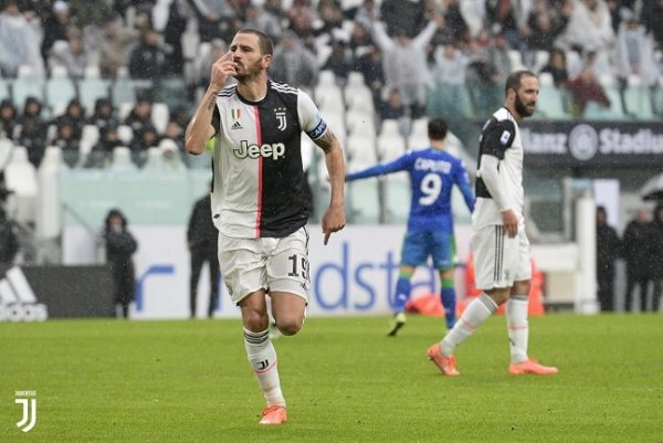 بونوتشي يحتفل بتسجيل الهدف - Bonucci celebrates after scored Juve goal