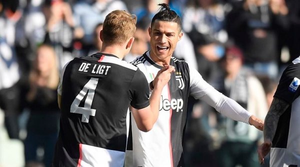 دي ليخت يحتفل مع رونالدو في لقاء يوفنتوس فيورنتينا - Ronaldo celebrates with de Ligt in Juve Fiorentina