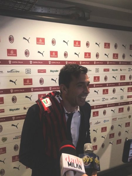 بوفون مع قميص دانييل مالديني بعد لقاء ميلان اليوفي - Buffon with Daniel Maldini shirt after Milan Juve