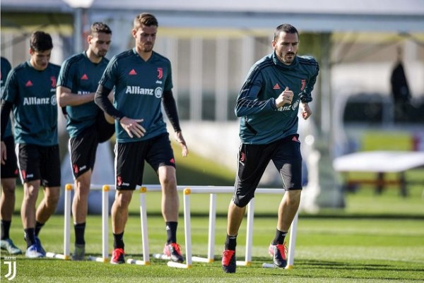 بونوتشي و روغانه في تدريب يوفنتوس - Bonucci ( Rugani behind him ) in Juventus training