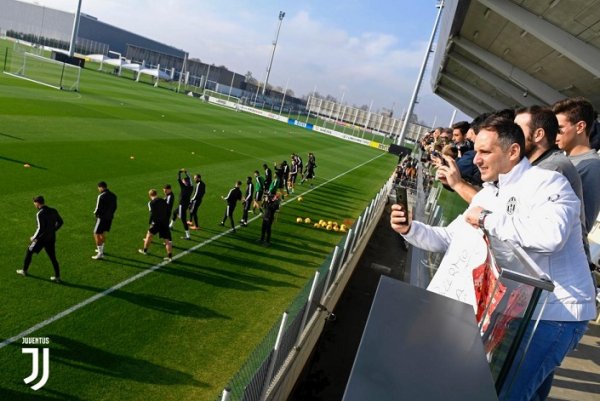 جمهور اليوفي في التدريبات - Juventus fans in training