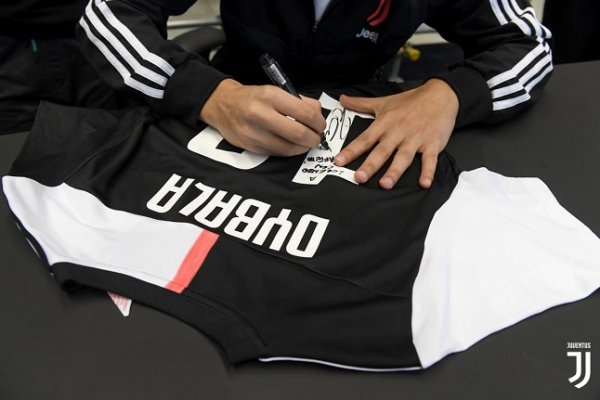ديبالا يوقع على القميص خلال زيارته متجر اليوفنتوس - Dybala visit to Juventus Store