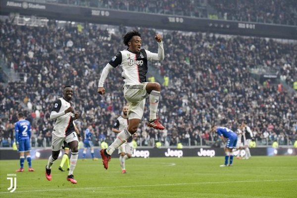 كوادرادو يحتفل بهدفه في مباراة يوفنتوس و بريشيا - Cuadrado celebrates ( goal ) in Juventus Brescia