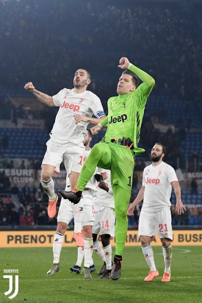 فرحة لاعبي اليوفي بونوتشي و تشيزني بالفوز ضد روما - Juve players Szczesny & Bonucci  joy