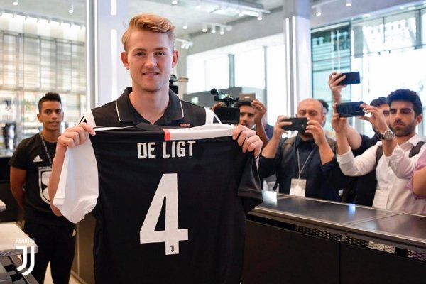 دي ليخت في متجر اليوفي - De Ligt in Juve Store N4