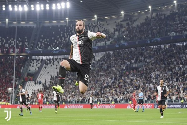 هيغوين يحتفل بهدفه - Higuain celebrates after scored in UCL