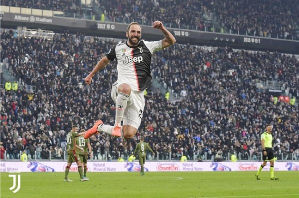 هيغوين يحتفل بهدفه - Higuain celebrates after Juve goal