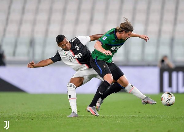 اليكس ساندرو ضد هاتيبور خلال مباراة يوفنتوس ضد اتالانتا - Alex Sandro Vs Hateboer during Juventus Atalanta match