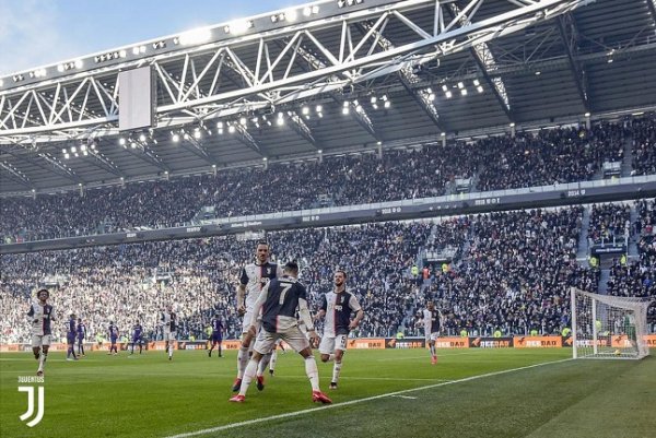 رونالدو يحتفل بهدفه مع بيانيتش و بونوتشي في لقاء يوفنتوس فيورنتينا - Ronaldo celebrates with Bonucci & Pjanic