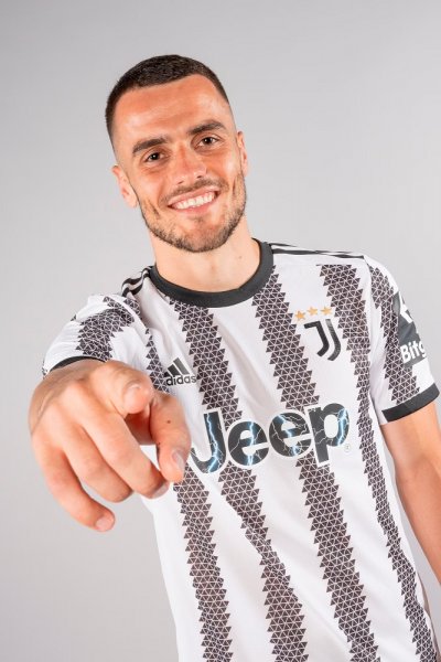 صورة كوستيتش بقميص يوفنتوس بعد توقيعه رسمياً - Kostic in Juventus jersey after signing officially