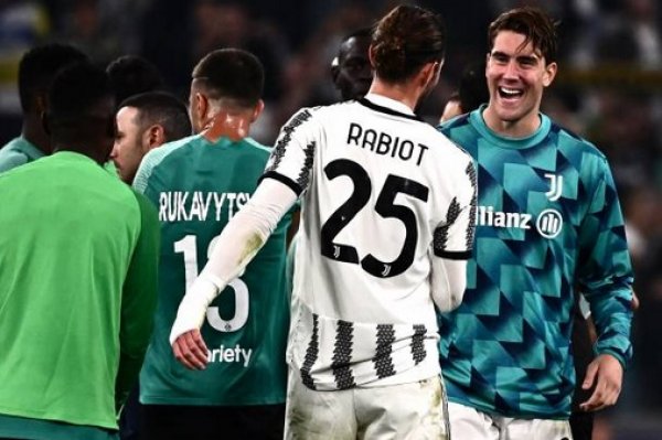 فلاهوفيتش يحتفل مع رابيو بعد فوز يوفنتوس ضد ماكابي - Rabiot celebrates with Vlahovic after Juventus maccabi match