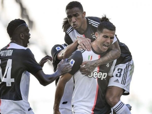 رونالدو بعد الهدف مع ماتويدي و دانيلو في ديربي يوفنتوس و تورينو - Cristiano Ronaldo celebrates after the goal with Matuidi & Danilo in Juventus Torino derby