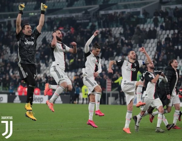 فرحة لاعبي اليوفي بالفوز ضد روما - Juve players greet fans after beat Roma