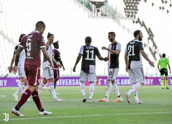 دوغلاس كوستا يحتفل مع زملاءه بالهدف الرابع في ديربي يوفنتوس و تورينو - Douglas Costa celebrates after 4th goal in Juventus Torino derby