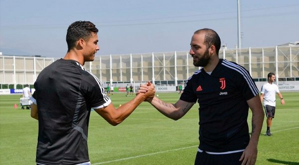 رونالدو يصافح هيغوين - Ronaldo shake hands with Higuain