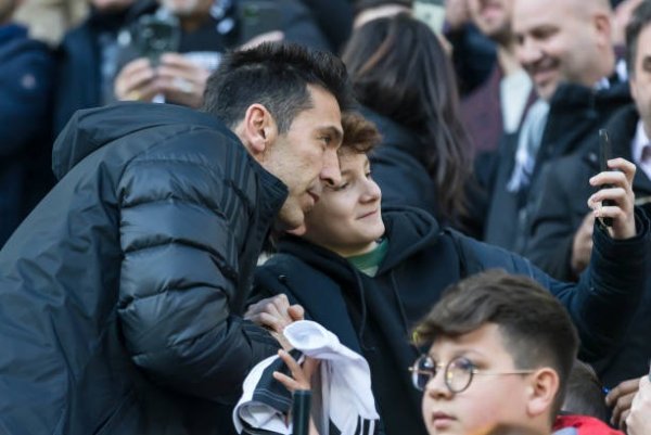بوفون يلتقط صورة مع مشجع اليوفي الصغير - Buffon take selfie with Juve Fan