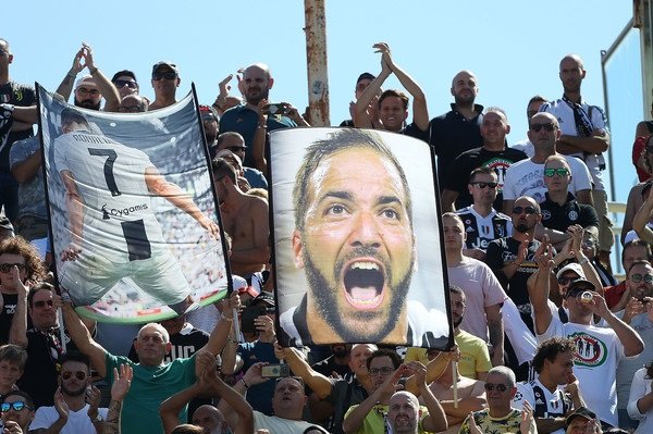 جماهير اليوفي بالأرتيمو فرانكي - Juve Fans in Florence