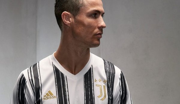 رونالدو مع عرض قميص اليوفي الأساسي 2020-2021 - Ronaldo with Juventus home kit