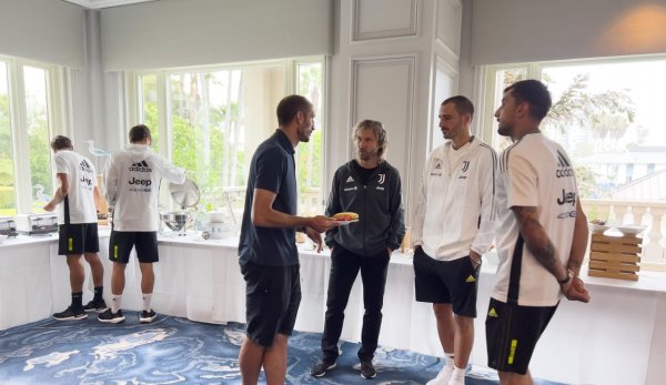 كيليني يزور اليوفي و بجانبه بيرين و نيدفيد و بونوتشي - Chiellini visits Juventus ( Perin & Bonucci & Nedved ) in Los Angeles