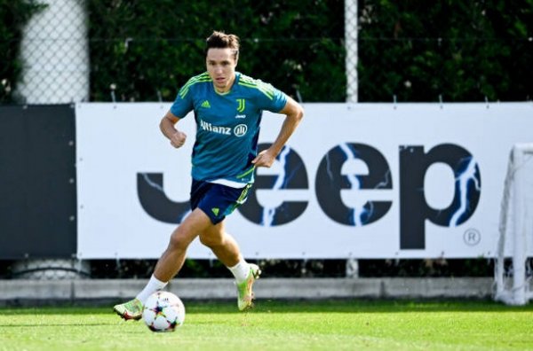 جناح يوفنتوس كييزا في الجزء الفردي من تدريباته مع الكرة - Juventus winger Chiesa training with the ball