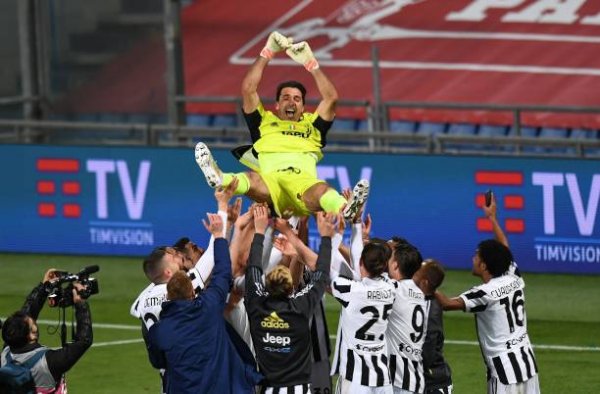 بوفون يحتفل مع زملائه بلقب كاس ايطاليا 2021 لـ اليوفي - Buffon celebrates after won Coppa Italia for Juventus