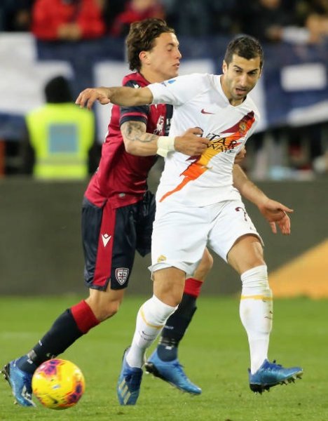 لوكا بيليغريني ضد مخيتاريان في لقاء كالياري و روما - Luca Pellegrini in Cagliari match Vs Roma