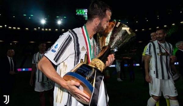 بيانيتش خلال احتفالات اليوفنتوس بلقب الدوري الايطالي - Pjanic during Juventus celebration for Scudetto 2020