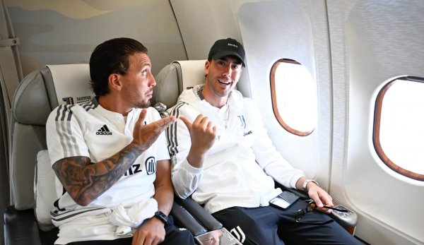 فلاهوفيتش و بيليغريني في طائرة اليوفنتوس المتجهة لـ دالاس - Pellegrini & Vlahovic in Juventus plane to travel to Dallas