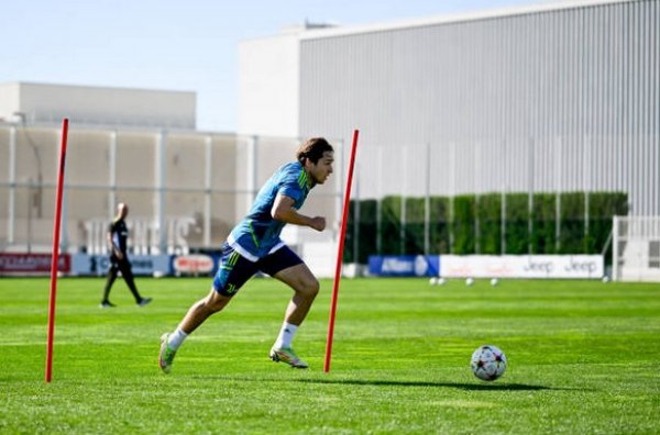 جناح يوفنتوس كييزا في الجزء الفردي من تدريباته مع الكرة - Juventus winger Chiesa training with the ball