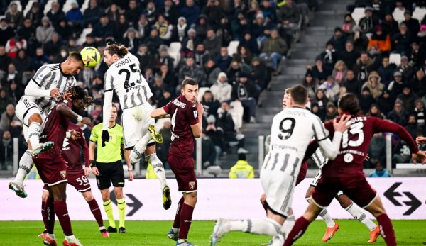 دانيلو يسجل هدف خلال مباراة يوفنتوس ضد تورينو 2023 - Danilo scores a goal during Juventus match Vs Torino