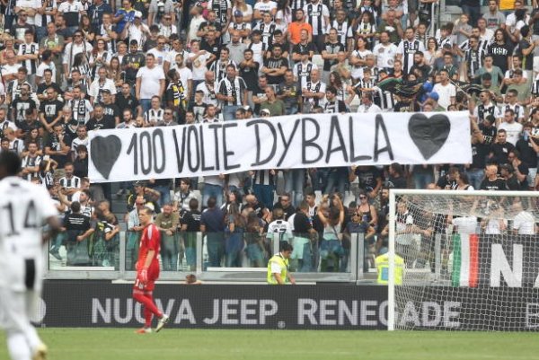 جمهور اليوفي يهنئ ديبالا 100 مباراة - Juve fans signboard for Dybala 100