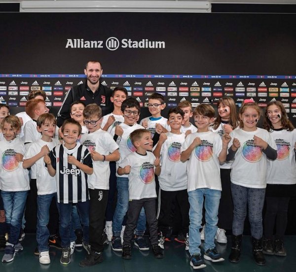 كيليني مع صغار مشجعي اليوفي - Chiellini with junior juventus reporters