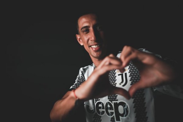 دي ماريا مع قميص يوفنتوس و إعلان ضمه رسمياً - Di Maria with Juventus shirt & the transfer done Officially