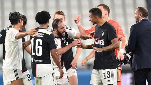 هيغوين و دانيلو في فرحة اليوفي بعد ضمان الدوري الايطالي 2020 - Danilo & Higuain during Juventus celebration after secured Scudetto 38